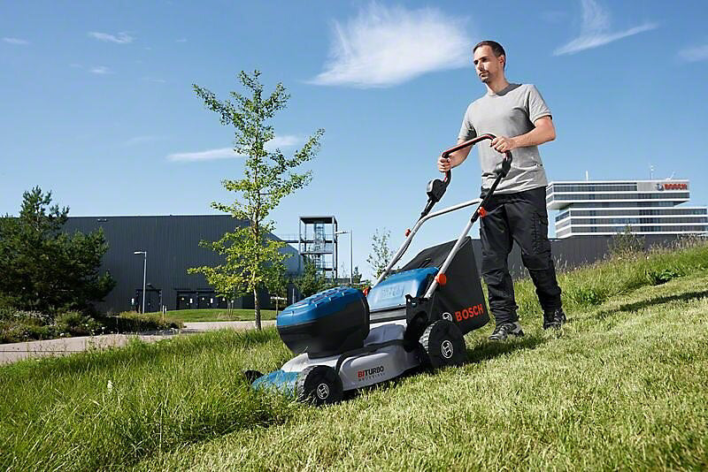 Bosch GRA 18V2-46 Cordless Lawn Mower + Bosch Brushless Strimmer + 4AH Kit - view 3